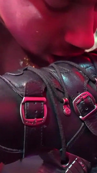 맛있는 보상을 위해 내 부츠를 숭배하다