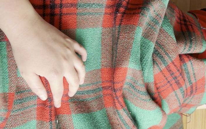 Lesbian-candys: Utangaç komşum battaniyenin altında oral seks yapıyor