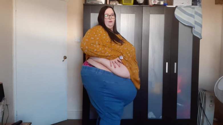 SSBBWLadyBrads: SSBBW STRIPS AND SHAKES ASS