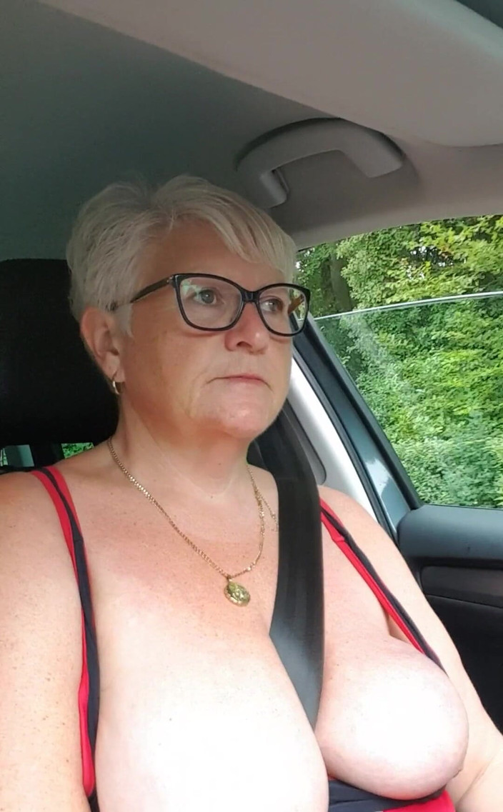 Uk Joolz: 운전 중 벌거벗은 젖탱이!