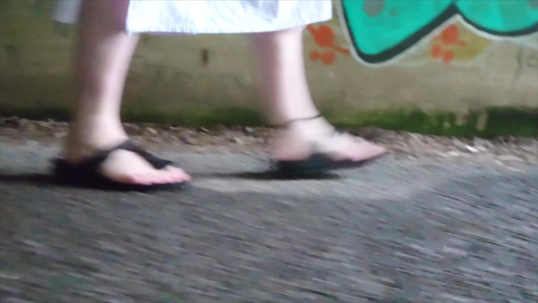 Footfetish: Sandal Birkenstock bersenang-senang di genangan air hujan