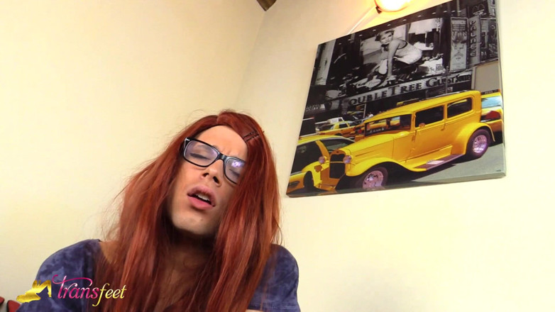 Trans and Cross-Dressers Feet: La trans Irene Aoki dans un footjob, pipe et branlette...