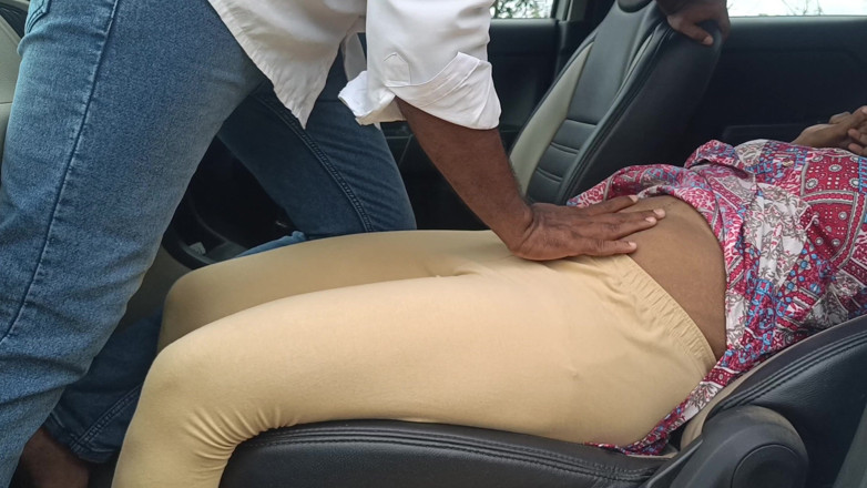 Laxi ammu: Kereta di dalam berkongkek di luar rumah