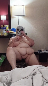 Taquiner et faire plaisir à qui c’est sous son masque ? C’est Davisdesires tellement flasques n grosse