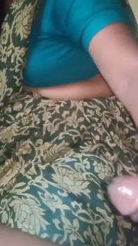 Une indienne tamoule branle la bite de son mari pour le refroidir