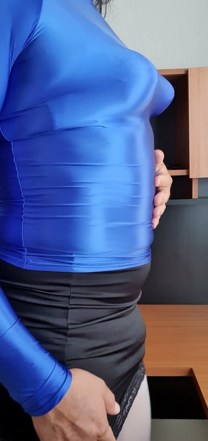 Sexy shinny clothes: Modelando minha blusa azul de lycra e meus seios pontudos