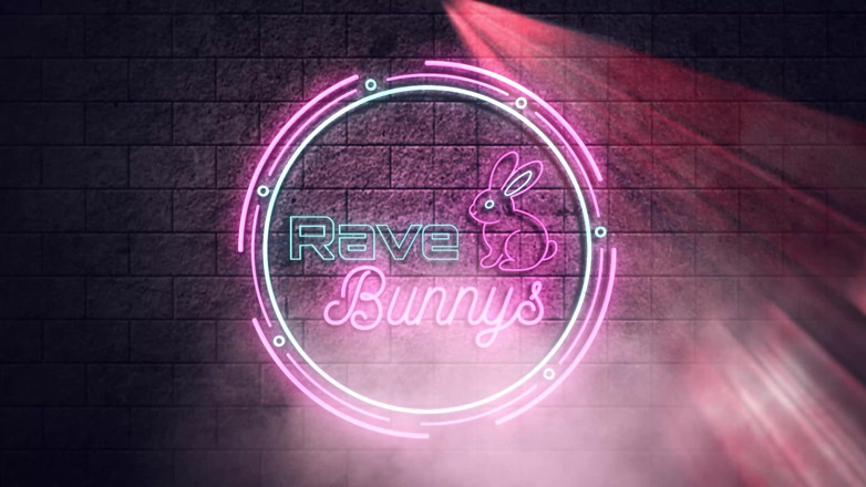 Rave Bunnys: Brian pumpuje Scarlett plnou mrdky, zatímco glowsticks Light Její punčochy!