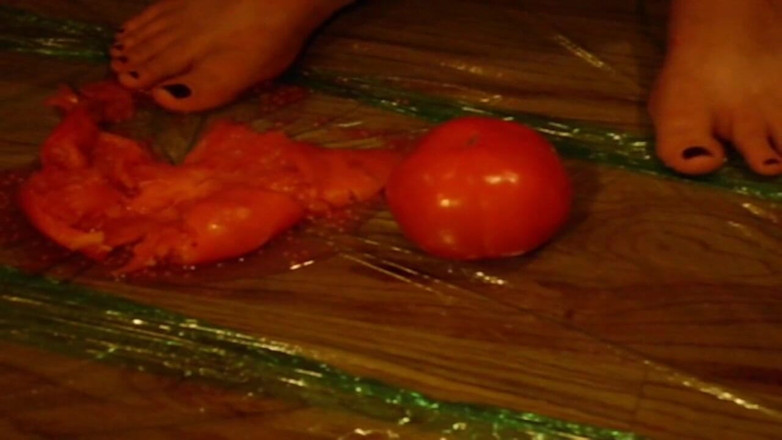 Sexy Amateurz: Crushing food with feet