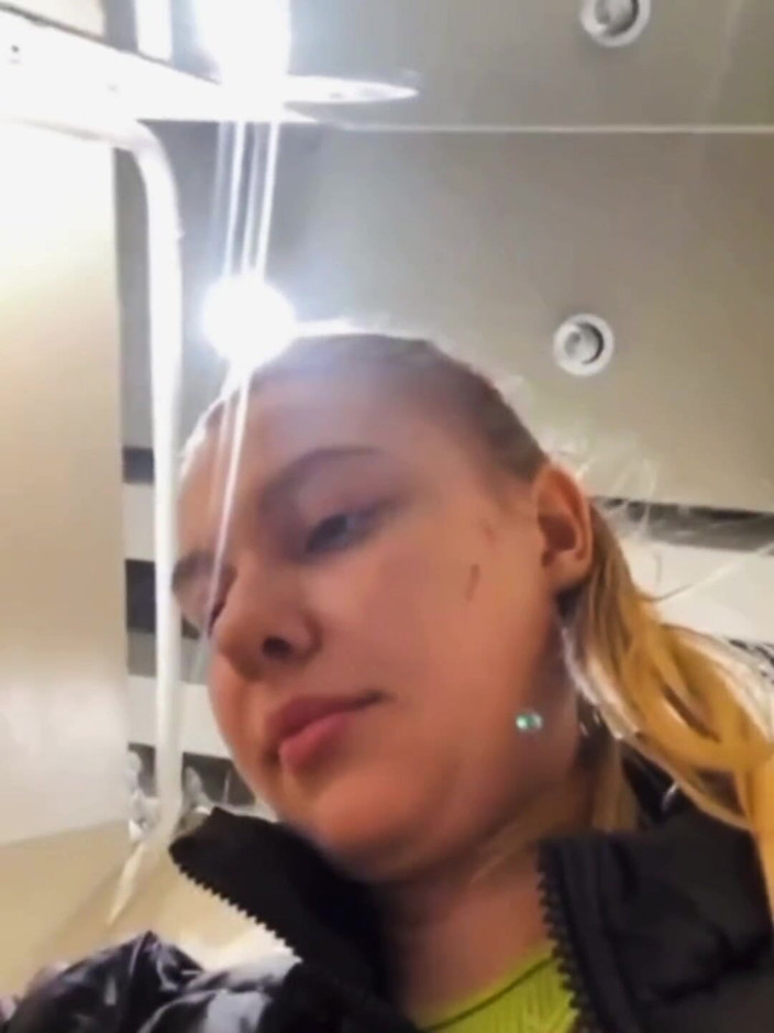 JuiceLussie: Cewek ini lagi asik muasin memeknya pakai vibrator sambil jalan...