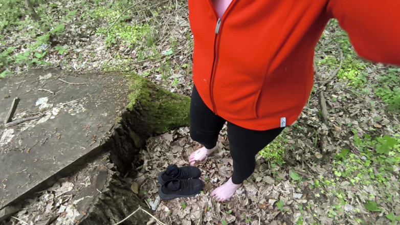 Bouncy Tits Action: Harte vagina klatscht im wald