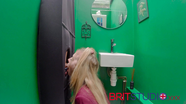 Brit Studio: Gloryhole: 18 anni studentessa succhia il cazzo