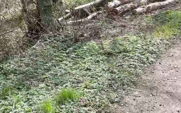 Medi Voi: Poți întâlni o transsexuală goală în pădure