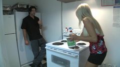 Pervy Studio: Manželka s dlouhýma nohama použitá k čištění