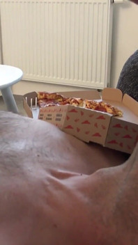 Alemã Proll Dom treina seu escravo em casa com tapa no rosto e sentando na cara em jeans enquanto assiste TV e come pizza