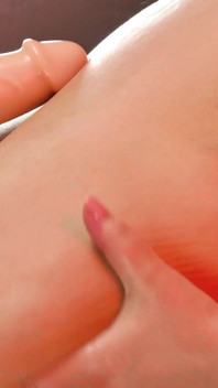 İri göğüslü büyük oyuncakla sikişiyor