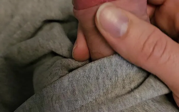 Gnirlo23: Cumming in My Hoodie.