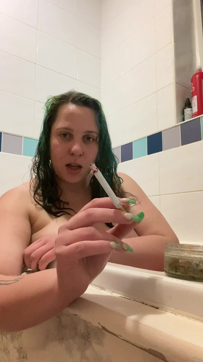 Goddess Kinx: Smokey Bath Time