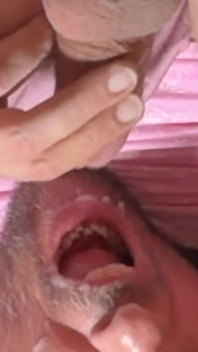 Adoro gozar na boca com um dildo grande no cu