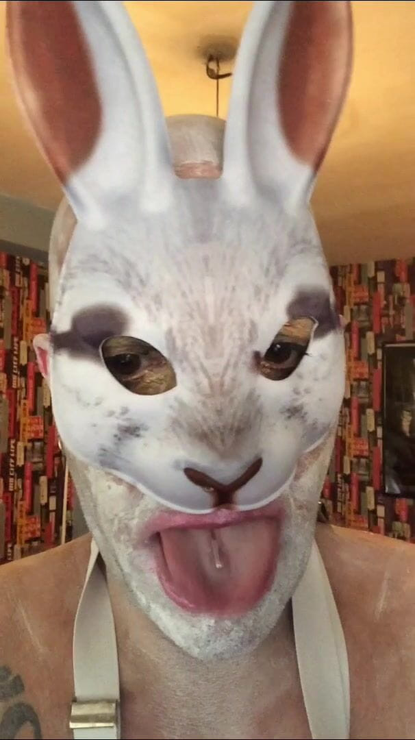 Analzebutt aka the evil lord of ass: Banci putih arnab mengambilnya keras dalam lubang pantat arnab