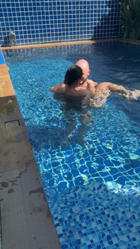 Hari Kolam: Isteri bertetek besar berseronok dengan kekasihnya. Tetek besar, matahari dan zakar besar