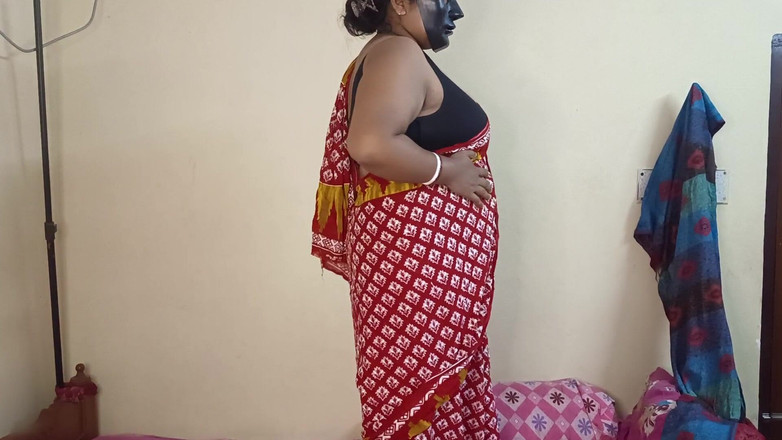 Sexy Indian babe: Indian Gorgeous Mom Sonia Peeing and Twerking in Sharee.