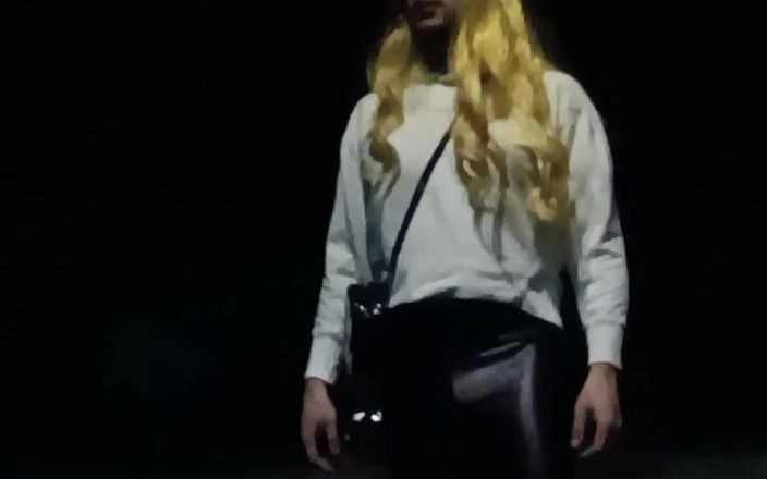 SissyschlampeVanessa: Kinky mietje masturbeert riskant op straat in het openbaar