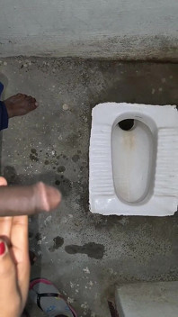 Desi Bhabhi drží penis nevlastního bratra nevlastního bratra, nutí ho čůrat a čůrat se