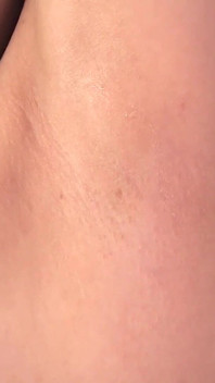 Amatérka Natsumi čichá její kapající podpaží. Pak ona líže pod paží