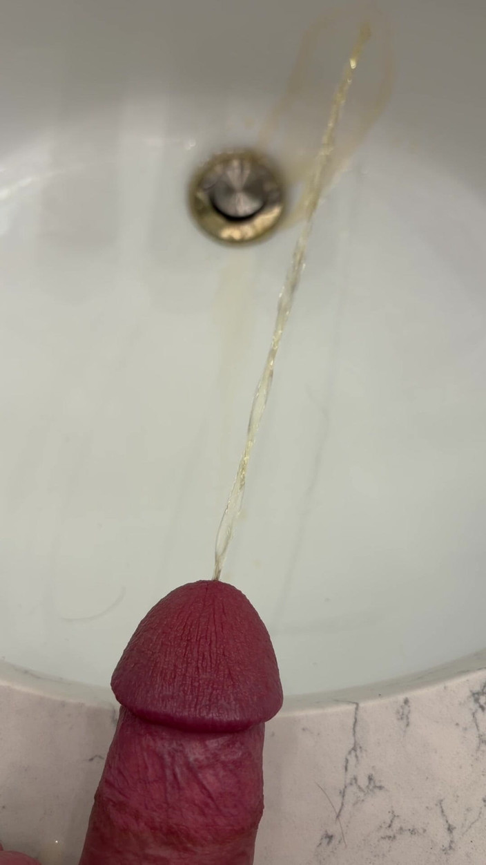 Tatted Daddy: 슬로우 모션으로 오줌을 가라앉히다