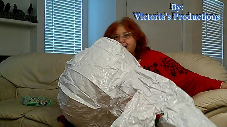 BBW nurse Vicki adventures with friends: Grandota madura pelirroja enfermera Vicki mama hombre de nieve inflable...