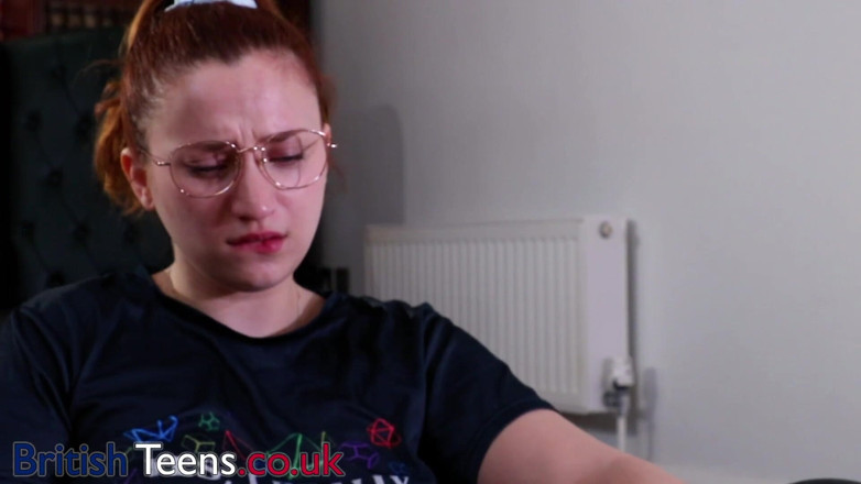 British Teens: Nerdy Joga Dziewczyna zostaje poręczona przez pieprzona maszynę