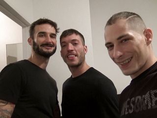 Gaybareback: Ricco Fatale Berlin'deki otelinde heteroseksüel tarafından prezervatifsiz sikiliyor