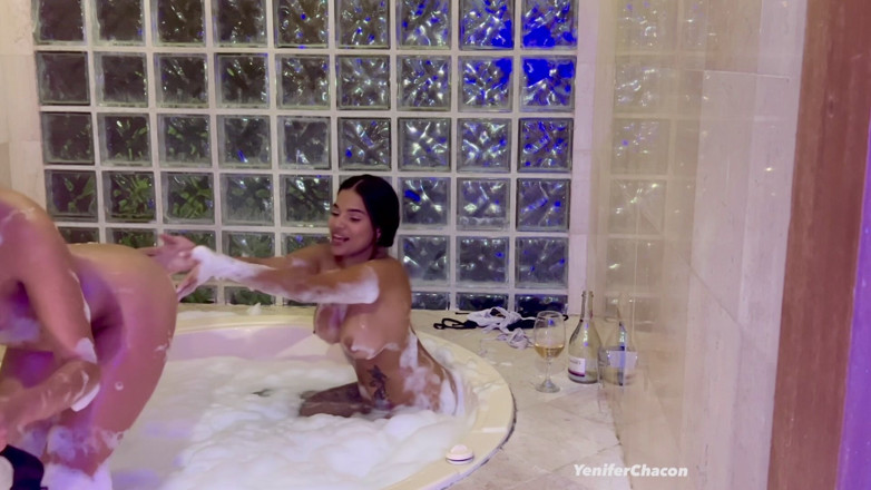 Yenifer Chacon: Putas En Jacuzzi Cachondas Por Coño. Mila Gracia