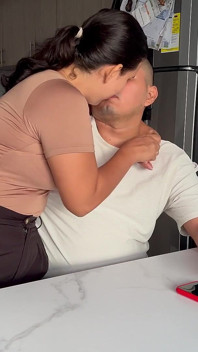 Můj perverzní nevlastní bratr nechce přestat flirtovat s mojí přítelkyní