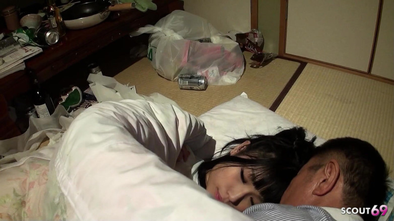 Asian porn collection: 마른 일본 십대 Runa를 유혹하고 무수정 오럴을 받는 의붓아버지