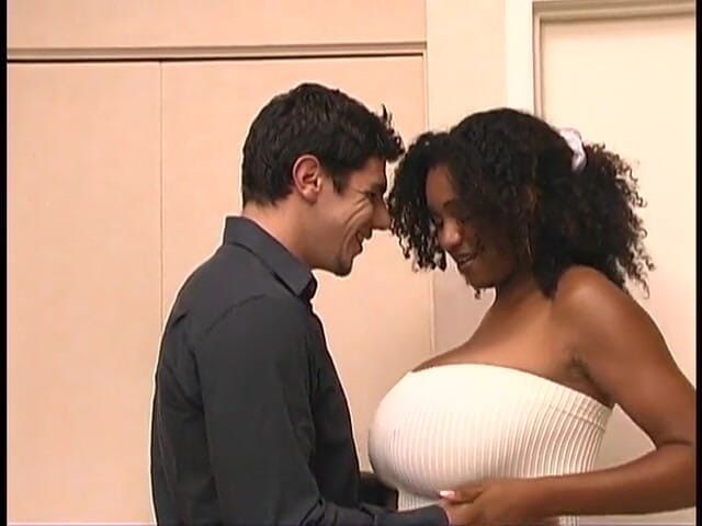 Estelle and Friends: Chaka Titties a de beaux seins