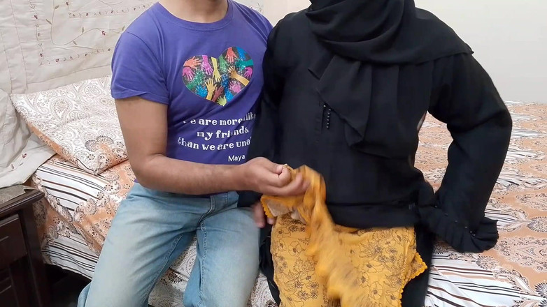 QueenbeautyQB: Hinduski potajemnie zaprasza muzułmańską gorącą dziewczynę na spotkanie z nim...