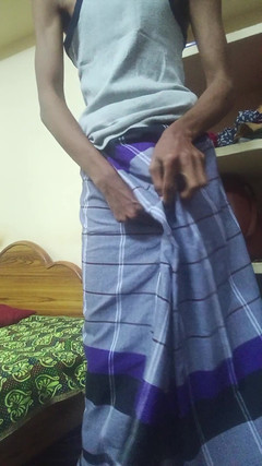 Shadow Guy: Hintli genç oğlan evde boşalıyor ve mastürbasyon yapıyor.