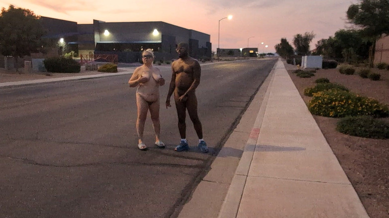 Intangible Assets: 공공 장소에서 과시하고 누드하는 걸 좋아하는 육덕 거유 마누라!