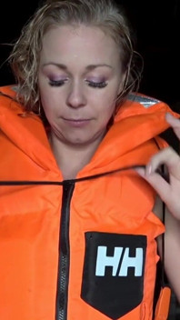 Paja conmigo en mi chaqueta de vida