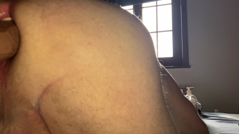 Almaviva: Kakek ngentot dildo cokelatnya dan dia menikmatinya