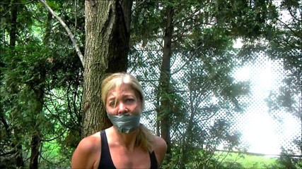 Selfgags classic: แมว MILF วิ่งเหยาะๆ โดนจับตัว!