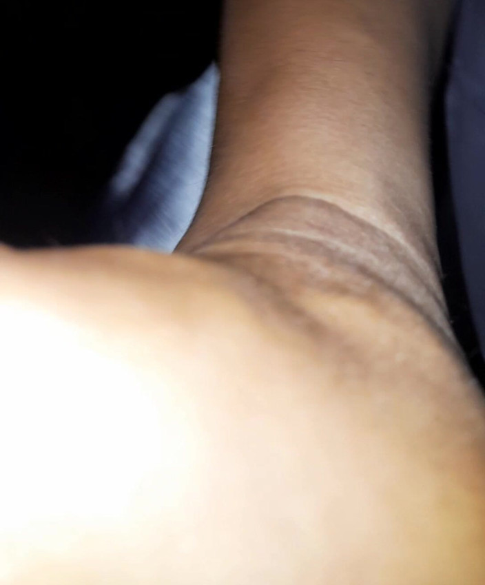 Naomisinka: Masturbuje na sobě stříbrné saténové dlouhé šaty v autě