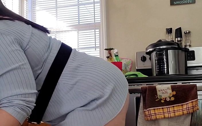 KinkyKatie: J’adore danser en nettoyant ! Tu peux le dire ?