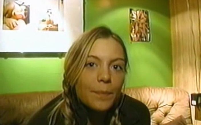 Homegrown GFs: Jenifer yarak emiyor ve sonra amını siktiriyor