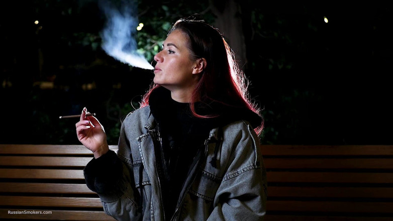 Russian Smokers: Une beauté russe sexy fume une cigarette à la mer