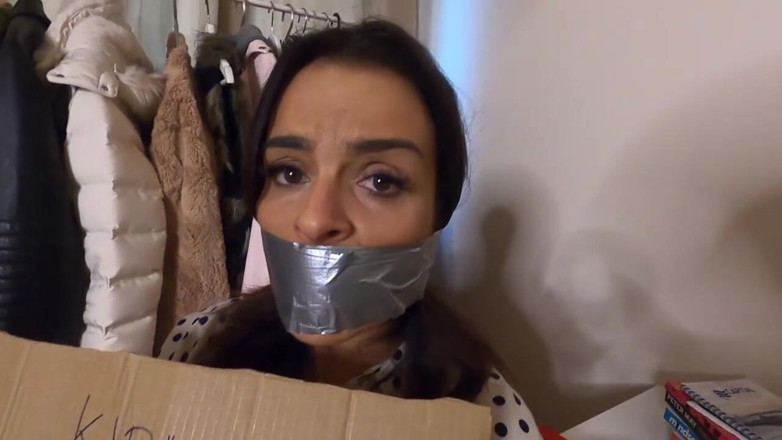 Latina Fetish: Latina wird gefangen genommen, mit verbundenen augen, eng gefesselt und...