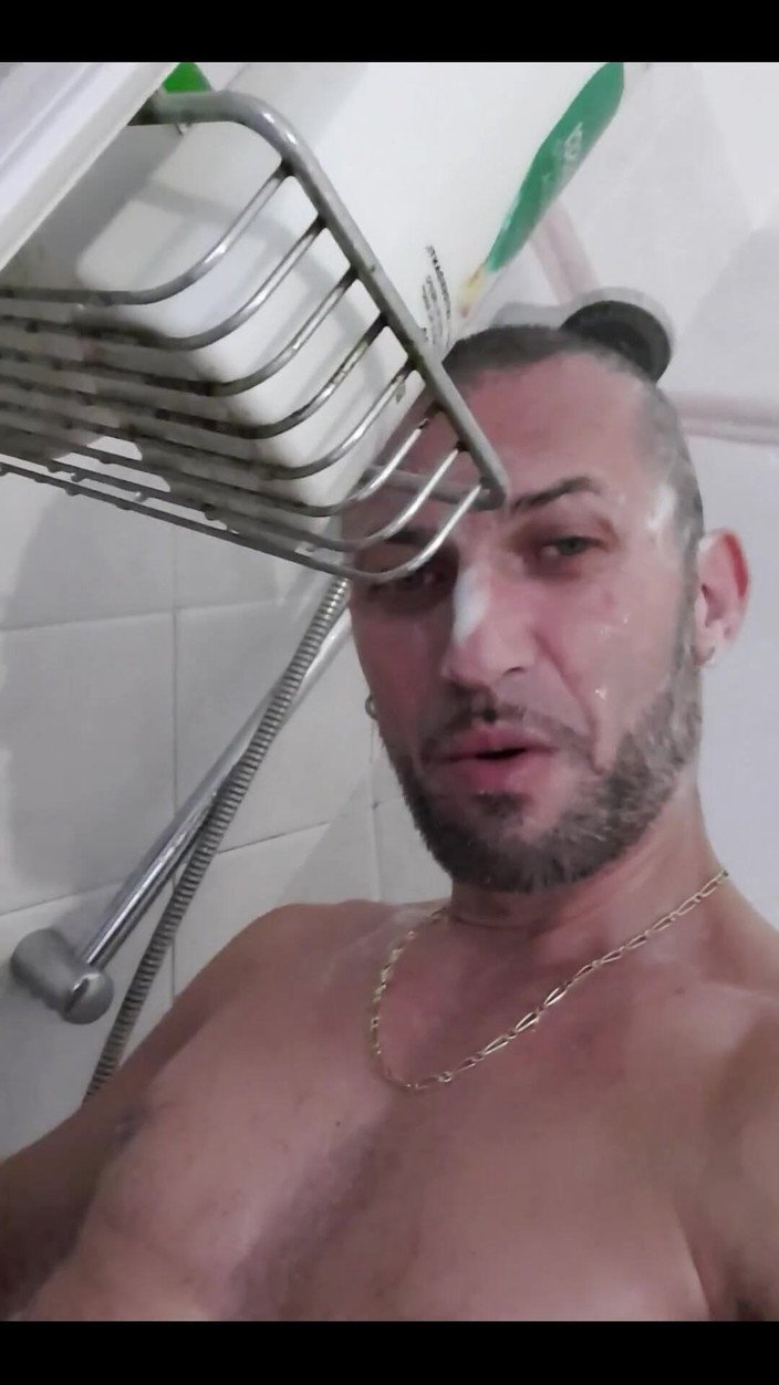 Boy jerking off: Приходь прийняти гарячий душ зі мною?
