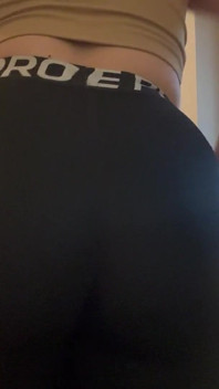 Dampfende furzt in engen leggings