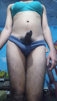 彼の義理の妹のブラとパンティーを身に着けながら、包茎のディックがけいれんしてなでるインドの弱虫フェムボーイクロスドレッサー